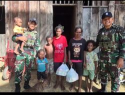 Sentuhan Hati di Tanah Papua, Satgas Yonif 642/Kps Berikan Sembako Untuk Warga