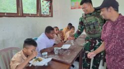 Tingkatkan Kesejahteraan Anak-Anak, Satgas Yonif 642/Kps Bersama Guru Selenggarakan Program Makan Gratis