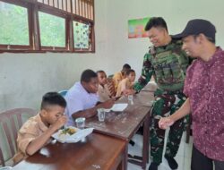 Tingkatkan Kesejahteraan Anak-Anak, Satgas Yonif 642/Kps Bersama Guru Selenggarakan Program Makan Gratis