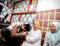 Wakil Wali Kota Bandung Salurkan Bantuan “Bandung Nyaah ka Indung”