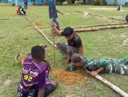 Pos Jagiro Satgas Pamtas Yonif 642/Kps Gotong-Royong Membangun Tenda OMK di Kampung Jagiro