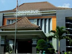 Wali Murid SMP Negeri di Karanganyar Keluhkan Biaya Seragam dan Modul