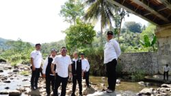 Jembatan Cibera Viral karena Mangkrak, Bupati Garut Tinjau Lokasi dan Janjikan Lanjutan Pembangunan di 2026