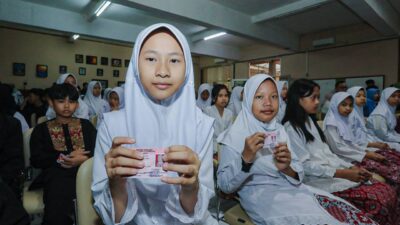 Bandung Pecahkan Rekor MURI: 52.010 Kartu Identitas Anak Diserahkan Serentak