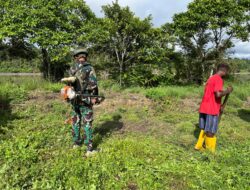 Karya Bhakti Satgas Yonif 521/DY Wujudkan Lingkungan Bersih dan Rapih, Melalui Pos Muaranawa Gelar Bersama Warga Kampung Muaranawa