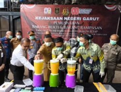 Kejari Garut Musnahkan Ribuan Botol Miras, Narkoba hingga Uang Dolar Palsu