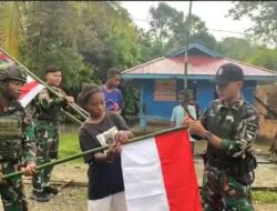 Satgas Pamtas RI-PNG Yonif 763/SBA Pos Yembun Bagikan Bendera Merah Putih kepada Warga