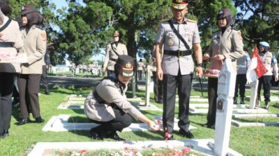 Kapolda Jabar Pimpin Ziarah dan Tabur Bunga di TMP Cikutra Bandung Jelang HUT Polwan ke-77, Tekankan Nilai Kejuangan Pahlawan