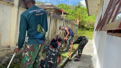 Satgas Pamtas RI-PNG Yonif 763/SBA Pos Kokas Gelar Aksi Peduli Lingkungan, Bersihkan Sekolah di Kampung Bori