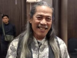 Acil Bimbo: Bariton yang Menjembatani Doa, Kritik, dan Ingatan Kolektif