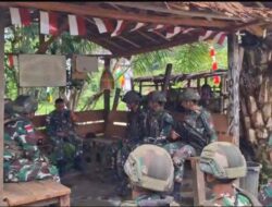 Dansatgas Yonif 763/SBA Kunjungi Pos Subin, Berikan Jam Komandan dan Bantuan Logistik Kepada Seluruh Personel Pos Subin