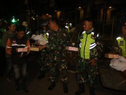 Kodim 0618/KB Bersama Komunitas Ojol Bagikan Nasi Kotak Pasca-Aksi Unjuk Rasa di Bandung