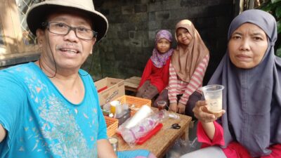 Warung Kopi dan Mie Instan Gratis: “Orang Lapar Jangan Disuruh Sabar”