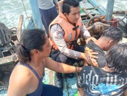 Detik-Detik Polisi Evakuasi Kapal Terbalik di Perairan Juntinyuat Indramayu