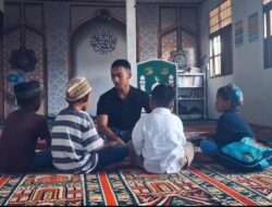 Satgas Yonif 763/SBA Pos Fef Ajak Anak-anak Belajar Mengaji di Mushola Al-Ikhlas