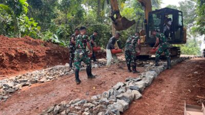 Satgas TMMD ke-126 Kodim 0601/Pandeglang Genjot Pengerasan Jalan di Desa Cikentrung, Gunakan Alat Berat untuk Percepat Proses