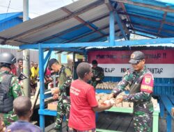 Pos Satgas Yonif 123/Rajawali Fayit Bagikan Nasi Bungkus Gratis