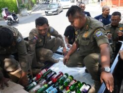 Satpol PP Kota Bandung Sita 134 Botol Minuman Beralkohol dan 1.303 Obat Ilegal