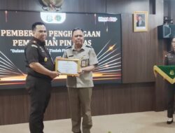 Kajari Depok Arif Budiman Terima Penghargaan Pin Emas dari Menteri ATR/BPN