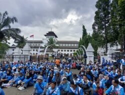 Buruh Jabar Kepung Gedung Sate, Protes Pengabaian Rekomendasi Upah Kepala Daerah