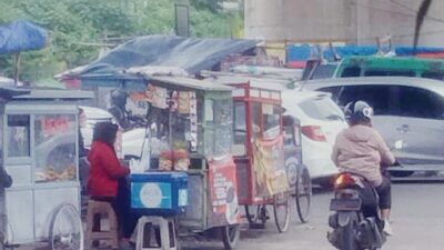 Okupasi Badan Jalan dan Trotoar di Samping Miko Mall Kopo Kian Semrawut, Pemkot Bandung Dinilai Lamban