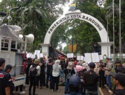 Pandawa Lima Jabar Geruduk Balai Kota Bandung, Desak Evaluasi Transparan Kadisarpus