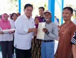 Wamen Transmigrasi Serahkan 109 SHM di Gorontalo, Tegaskan Lahan Bukan untuk Dijual