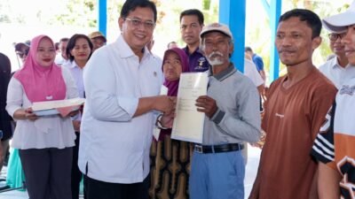 Wamen Transmigrasi Serahkan 109 SHM di Gorontalo, Tegaskan Lahan Bukan untuk Dijual