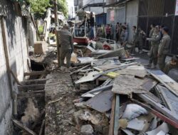 Saluran Air Diserobot, Satpol PP Kota Bandung Bongkar Bangli dan PKL di Sukaasih