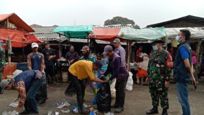 Wujudkan “Indonesia Asri”, Koramil 1811/UBR Gelar Aksi “KEKASIH” di Kawasan Pasar Ujung Berung