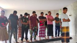 ‎Satgas TMMD ke 128 Kodim 1801/Manokwari Bersama Warga Tetap Tunaikan Sholat Jum’at