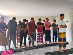 ‎Satgas TMMD ke 128 Kodim 1801/Manokwari Bersama Warga Tetap Tunaikan Sholat Jum’at