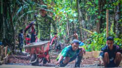 Pasi Ops Kodim 1801/Manokwari Turun Langsung dalam Pengecoran Jalan TMMD Ke-128 di Kampung Tanah Rubuh
