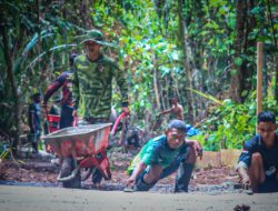 Pasi Ops Kodim 1801/Manokwari Turun Langsung dalam Pengecoran Jalan TMMD Ke-128 di Kampung Tanah Rubuh