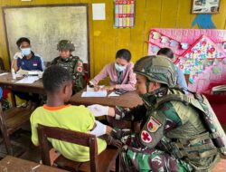Sinergi TNI Papua Sehat, Satgas Yonif 521/DY Bersama Puskesmas Gelar Pemeriksaan Malaria dan Pengobatan bagi Pelajar di Distrik Airu