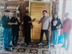 Perkuat Rencana Museum Kaligrafi, Eka Santosa Serahkan Sampel Al-Qur’an Raksasa ke Kedaton Giri Nusantara