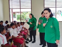 Persit KCK Cabang XIIKodim 1801/PD XVIII Kasuari Berikan Penyuluhan Gosok Gigi Dan Cuci Tangan Di Sd Inpres 62 Asai