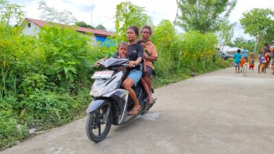 Pengecoran Jalan TMMD Ke-128 Kodim 1801/Manokwari Rampung, Warga Langsung Nikmati Hasilnya