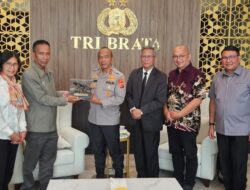 Penguatan Hukum Berkarakter Pancasila: Delegasi Akademisi dan Praktisi Hukum Serahkan Buku Ke Pimpinan Kapolda Jabar