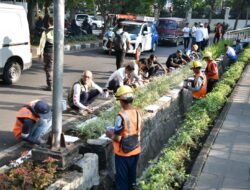 Semarak HUT ke-81 RI, ASN Jabar Bersih-Bersih dan Cat Kanstin di Area Gedung Sate