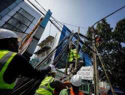 ​Buntut Keluhan Internet Lumpuh, Penataan Kabel Udara di Bandung Diberhentikan Sementara